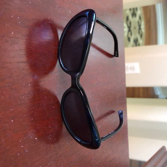 Woman’s black sunglasses